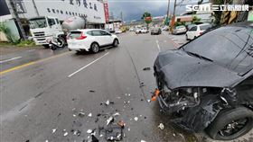 新北江男開車接送母親，疑因滑手機查地圖而釀禍。（圖／翻攝畫面）
