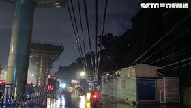新北市三峽區介壽路三段驚傳高壓電桿倒塌事故。（圖／翻攝畫面）