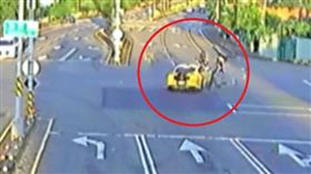 野馬撞女騎士命危！惡劣闖紅燈畫面曝（圖／翻攝畫面）