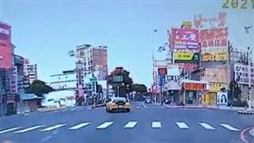 野馬男肇事前畫面曝「一路囂張蛇行」（圖／翻攝畫面）