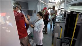 巴西因新冠肺炎病故數已升至全球第二多，圖為巴西民眾在行動接種站接種。（圖／路透社／達志影像）