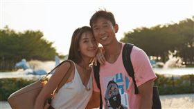 隋棠和老公Tony在機場大秀恩愛，隔著口罩還是要有離別之吻。(圖／翻攝自arhsieh　IG）