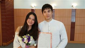 鳳小岳和老婆洪喆君在今年一月宣布迎來二胎。(圖／翻攝自黃秋生微博）