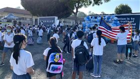 美國慈濟小學開學 學童重回校園美國加州的慈濟小學9日開學，學童背著書包在戶外參加開學典禮。中央社記者林宏翰洛杉磯攝　110年8月10日