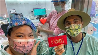 小甜甜愛女見錢就笑　男星豪贈大紅包