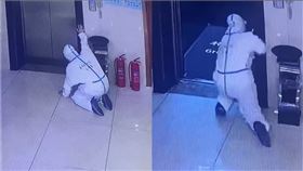 揚州一個月爆500確診！防疫人員「苦撐10小時倒地」跪著爬進電梯（圖／翻攝自微博）