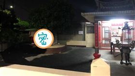 她晚上拜土地公　「香突被倒插」急逃跑！網見樹下人影嚇壞（翻攝自靈異公社）