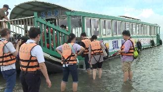 逐步解封　東石觀光船首發僅坐13人