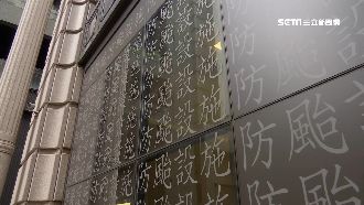 強占公共空間？板橋豪宅大廳貼防颱咒