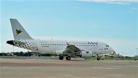 滯留緬甸台僑15日包機返鄉根據桃園國際機場國境單位提供的資料顯示，緬甸台商總會安排的返台包機，由緬甸航空8M1200班機自緬甸仰光起飛，班機15日下午3時23分降落桃園機場，由於包機乘客來自「重點高風險國家」，檢疫工作人員在包機抵達前就已換上全套防護裝備待命。中央社記者吳睿騏桃園機場攝　110年8月15日