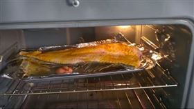 女網友從市場買了一塊魚，放入烤箱竟目睹駭人一幕。（圖／翻攝自YouTube／Naser Par）