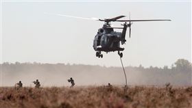 塔利班橫掃阿富汗，就連民兵軍閥也抵禦不了敗走。（示意圖／翻攝自Pixabay）

https://pixabay.com/photos/army-helicopter-terrorism-assault-5672439/