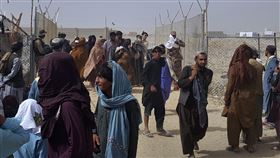 阿富汗政權轉移，民眾紛紛出走，甚至棄車徒步。（圖／美聯社／達志影像）