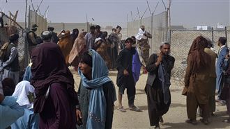 阿富汗政權轉移！民眾棄車徒步奔逃