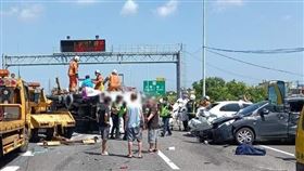 國道2號8車撞一團，造成2人受傷。（圖／取自臉書快樂運轉手）