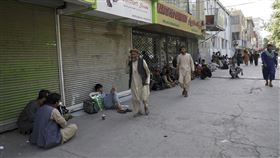 阿富汗民眾排隊等著領錢。（圖／美聯社／達志影像）