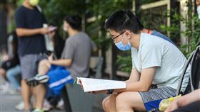 指考最後一天  考生最後衝刺（1）大學指考30日舉行最後一天考試，考科為歷史、地理、公民與社會；有考生在進考場前拿出課本講義複習，做最後衝刺。中央社記者鄭清元攝  110年7月30日