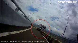 雙載機車成蘆橋自摔噴飛　網看傻眼