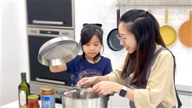 ▲電鍋是台灣人最普遍的家電，每天料理都離不開電鍋，專為電鍋打造的保鮮盒讓你可以一盒到底。從冷凍庫、冰箱、電鍋到端上桌統統搞定。（圖／業者提供）