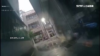 看像積水卻藏深坑　孕婦騎士慘摔受傷