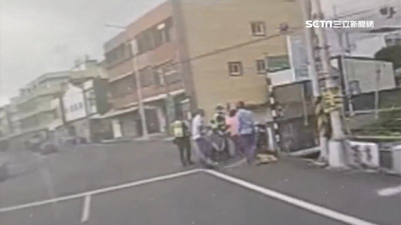 告示牌慘變凶器　螺絲鬆掉落砸女騎士