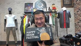 館長糗大！讚月餅紙盒有質感　「Festival」竟拼錯（圖／翻攝自館長惡名昭彰YouTube）