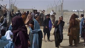 阿富汗政權轉移，民眾紛紛出走，甚至棄車徒步。（圖／美聯社／達志影像）