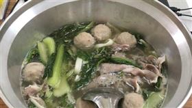 鄉民直接在電鍋外鍋烹煮食物。（圖／翻攝PTT）