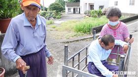 94歲父照顧腦麻兒（其他稿件勿用，謝謝）／記者張雅筑攝