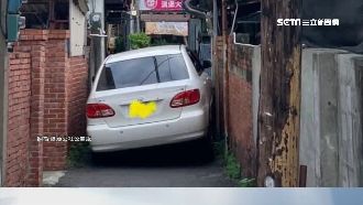 轎車硬闖釀悲劇　輪胎騰空卡巷弄