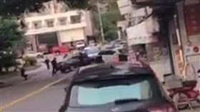 南投仁愛分局，圍捕山老鼠，倒車迴轉衝撞攔檢站，警開兩槍示警，圖/翻攝自張豪治臉書