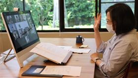 王齊麟、李洋來了！蔡英文視訊東奧選手（圖／翻攝自蔡英文臉書）