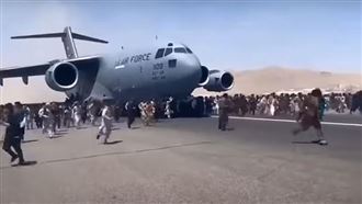 逃離阿富汗…軍機塞爆8百人！錄音曝