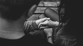 牽手，下藥，昏迷，意識不清，性侵，拐騙　（圖／翻攝自Pixabay）