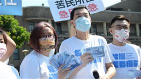 不滿行政院仍要發放五倍券不發現金，國民黨立法院黨團16日到行政院前舉行記者會抗議（圖／翻攝自國民黨立法院黨團臉書）