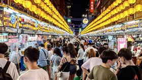 林右昌表示，廟口夜市被最新一期的國際時尚雜誌Tatler選為「世界20大名市集」（圖／翻攝自林右昌臉書）