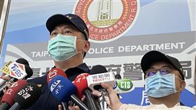 北市酒店遭擲爆裂物  犯嫌稱消費糾紛報復台北市中山區一間酒店17日晚間遭人丟擲2枚爆裂物，造成3名路人遭碎片割傷，犯嫌20歲王男隨後自行向警方投案，供稱是因消費糾紛報復，警依法送辦並續追幕後有無幫派介入。圖為台北市警察局中山分局分局長許頌嘉（左）18日說明案情。中央社記者黃麗芸攝  110年3月18日