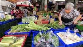 連日豪雨農損　菜價再創新高（1）連日豪雨農損，台北果菜批發市場蔬菜11日交易均價每公斤48.9元，再創今年新高。圖為民眾上市場仔細挑選蔬菜。中央社記者鄭傑文攝　110年8月11日