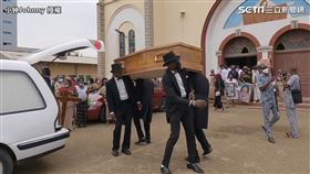 ▲YouTuber「小钟Johnny」在多哥參加朋友杰里曾祖母的葬禮。（圖／小钟Johnny 授權）