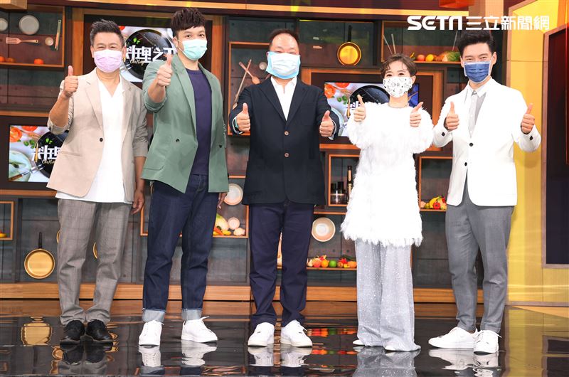 LuLu黃路梓茵、「亞洲廚神」王凱傑、「松露主廚」廚佛瑞德Fred、台灣廚神「阿發師」施建發「料理之王2」總決賽暨料理包銷售獎金頒發記者會。（記者邱榮吉/攝影）