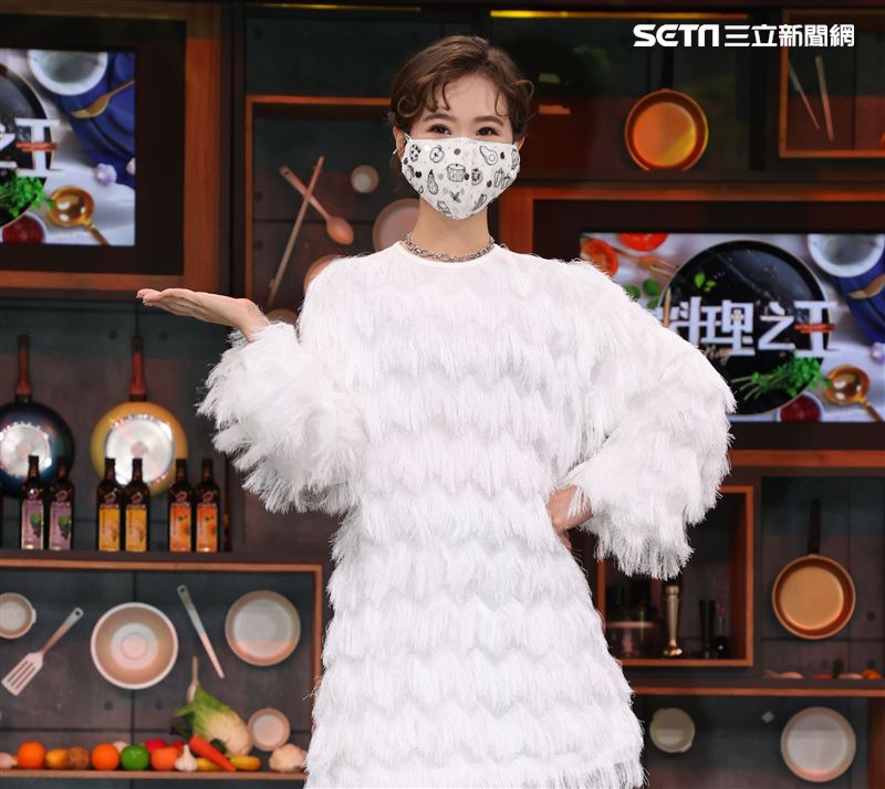 LuLu黃路梓茵主持「料理之王2」。（記者邱榮吉/攝影）