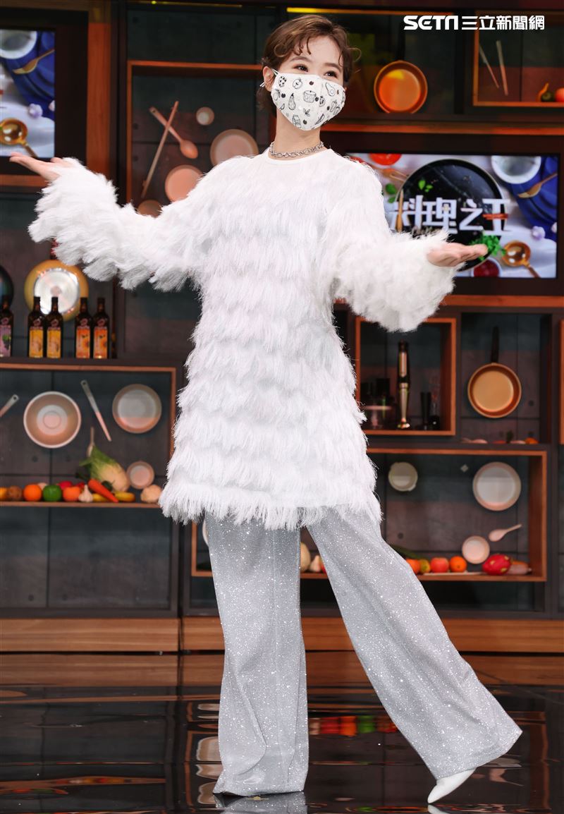 LuLu黃路梓茵主持「料理之王2」。（記者邱榮吉/攝影）