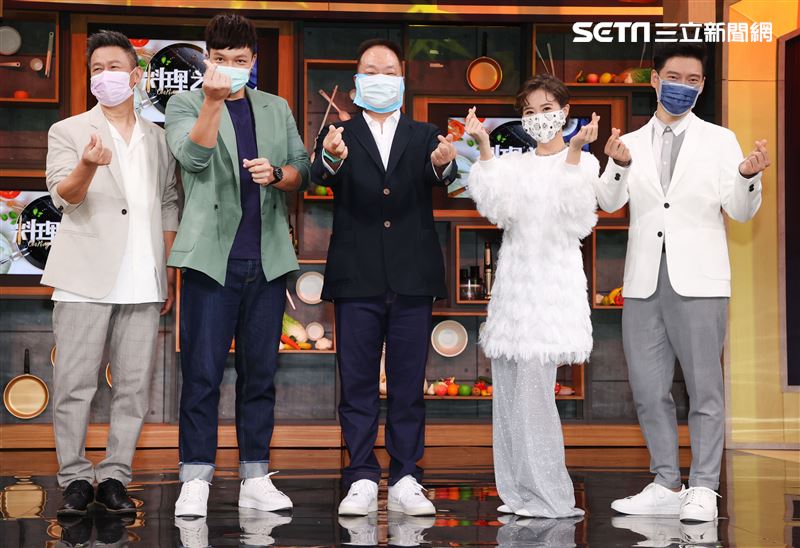 LuLu黃路梓茵、「亞洲廚神」王凱傑、「松露主廚」廚佛瑞德Fred、台灣廚神「阿發師」施建發「料理之王2」總決賽暨料理包銷售獎金頒發記者會。（記者邱榮吉/攝影）