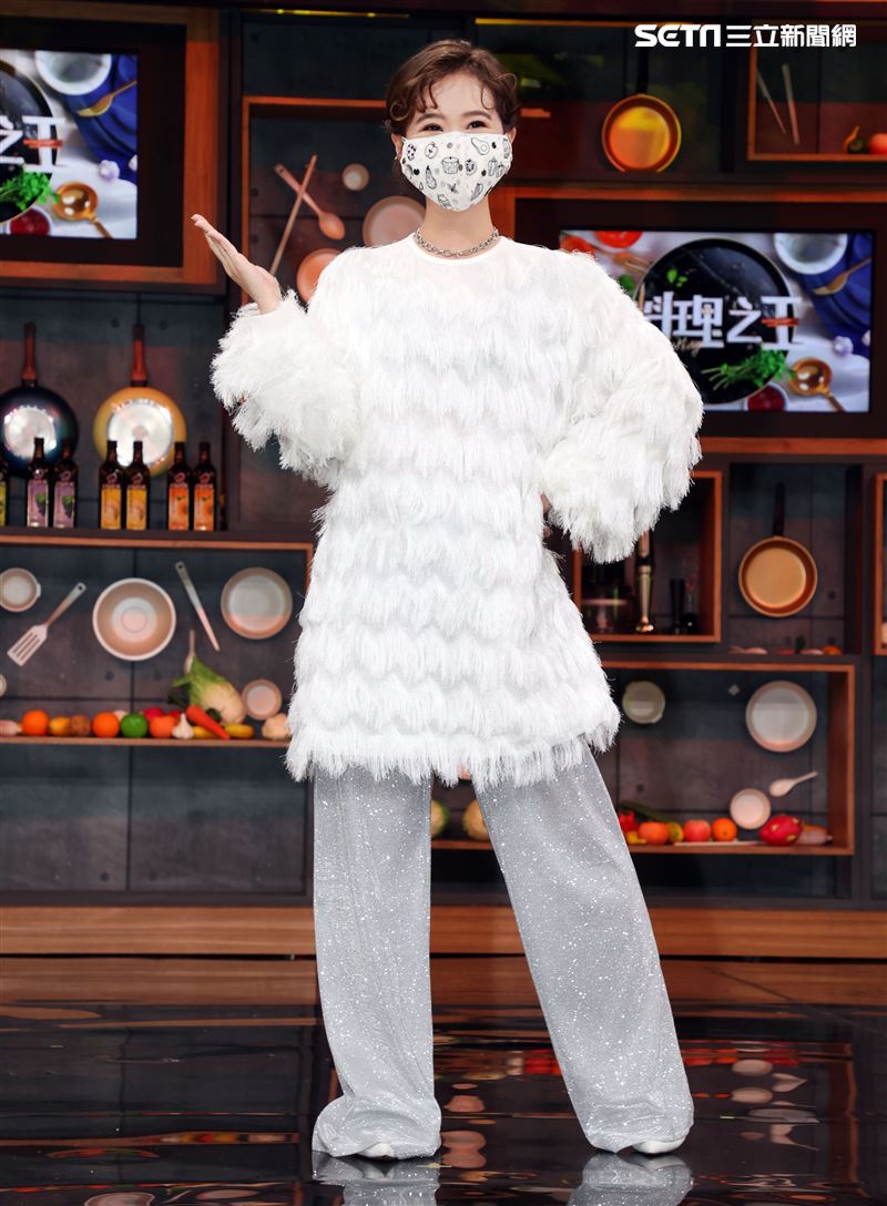 LuLu黃路梓茵主持「料理之王2」。（記者邱榮吉/攝影）