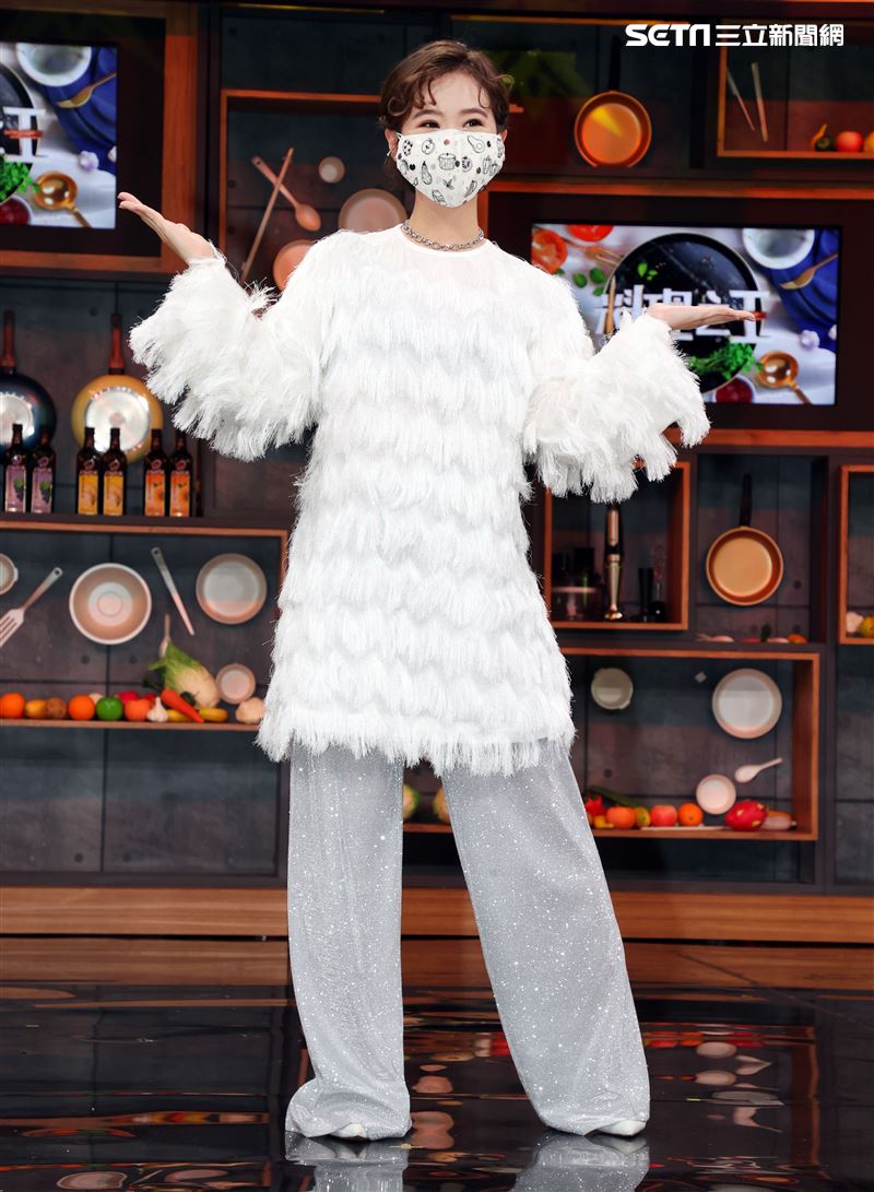 LuLu黃路梓茵主持「料理之王2」。（記者邱榮吉/攝影）