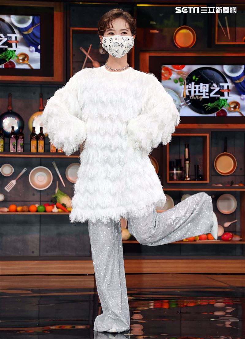 LuLu黃路梓茵主持「料理之王2」。（記者邱榮吉/攝影）