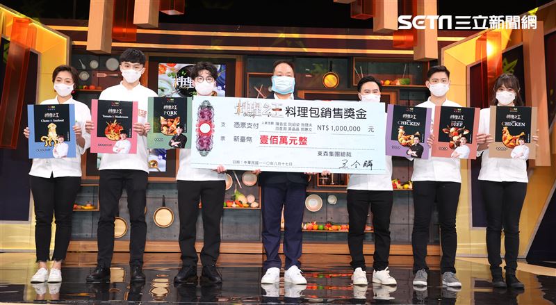 LuLu黃路梓茵、「亞洲廚神」王凱傑、「松露主廚」廚佛瑞德Fred、台灣廚神「阿發師」施建發「料理之王2」總決賽暨料理包銷售獎金頒發記者會。（記者邱榮吉/攝影）