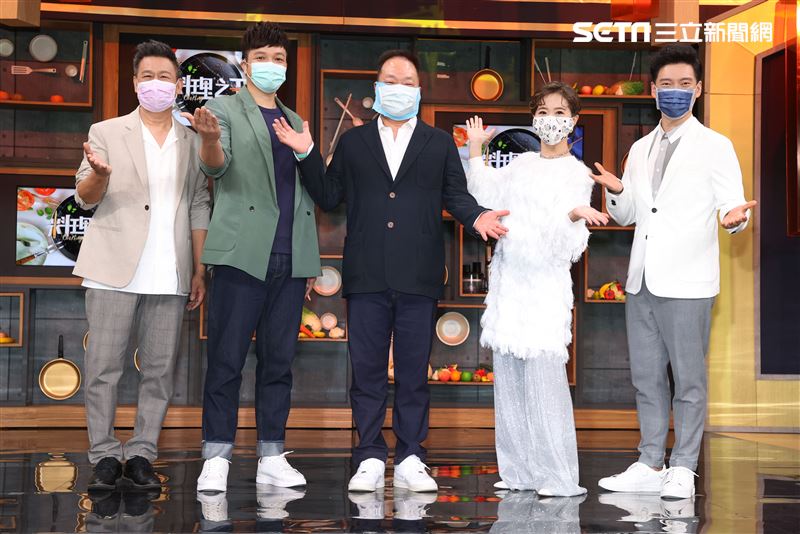 LuLu黃路梓茵、「亞洲廚神」王凱傑、「松露主廚」廚佛瑞德Fred、台灣廚神「阿發師」施建發「料理之王2」總決賽暨料理包銷售獎金頒發記者會。（記者邱榮吉/攝影）