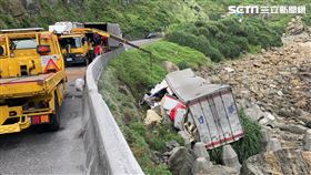 貨櫃,翻落邊坡,爆裂,瑞芳,翻攝畫面