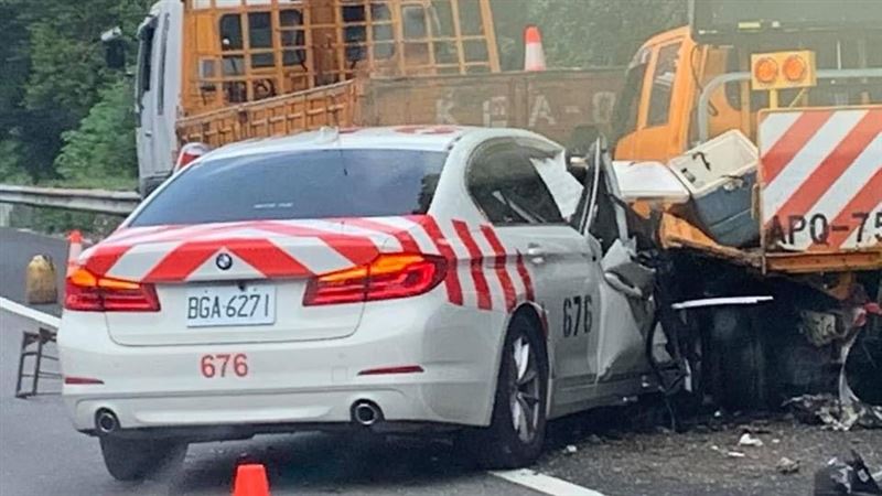 新／國道3紅斑馬撞車　半邊車身全毀